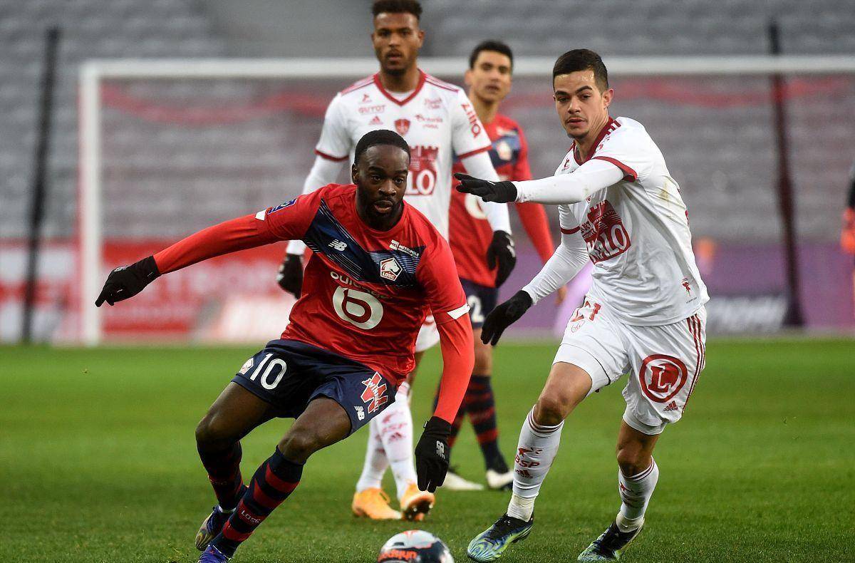 投向了足球 投向了足球